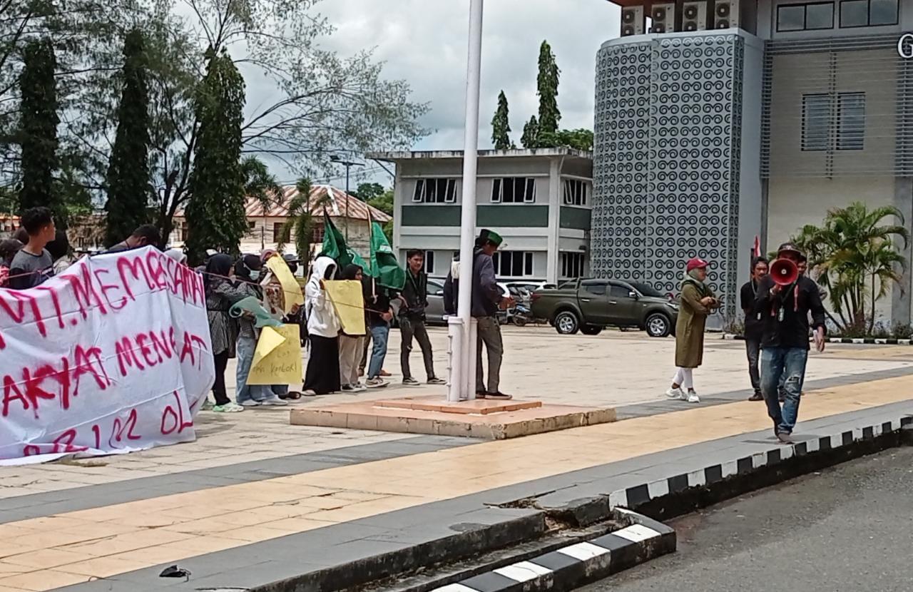 Demonstran Sebut Sampah dan Banjir yang Melanda Sorong Jadi Dosa Eks Walikota