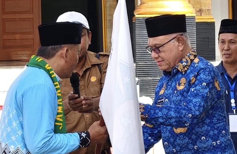 Bupati Hasan Achmad Lepas 16 Jemaah Calon Haji Kabupaten Kaimana menuju Tanah Suci