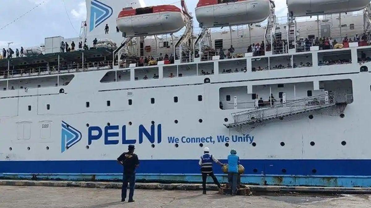 kapal-Pelni-bersandar-di-Pelabuhan-Manokwari-Papua-Barat-2.jpg