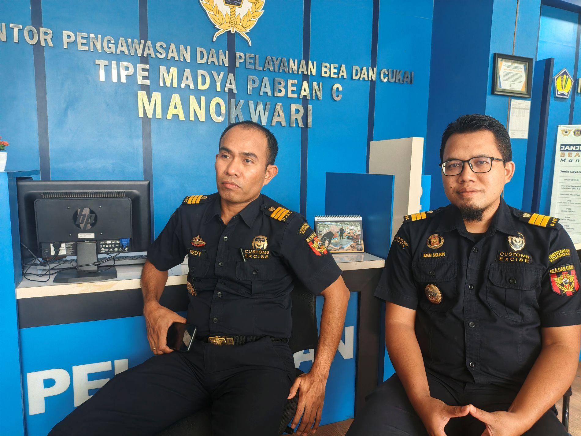 petugas-bea-cukai-Mkw.jpg
