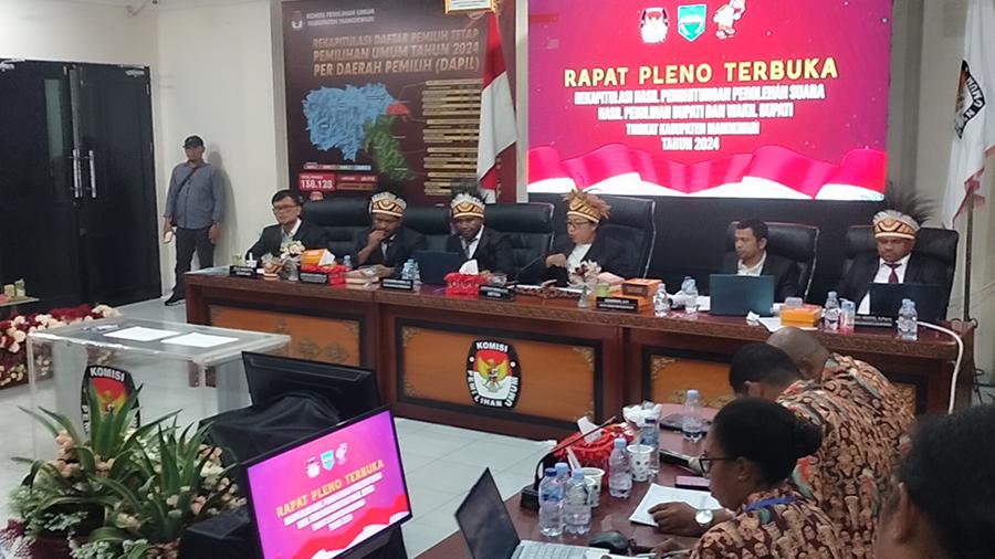 pleno-terbuka-rekapitulasi-hasil-Pilkada-2024-di-KPU-Manokwari.jpg