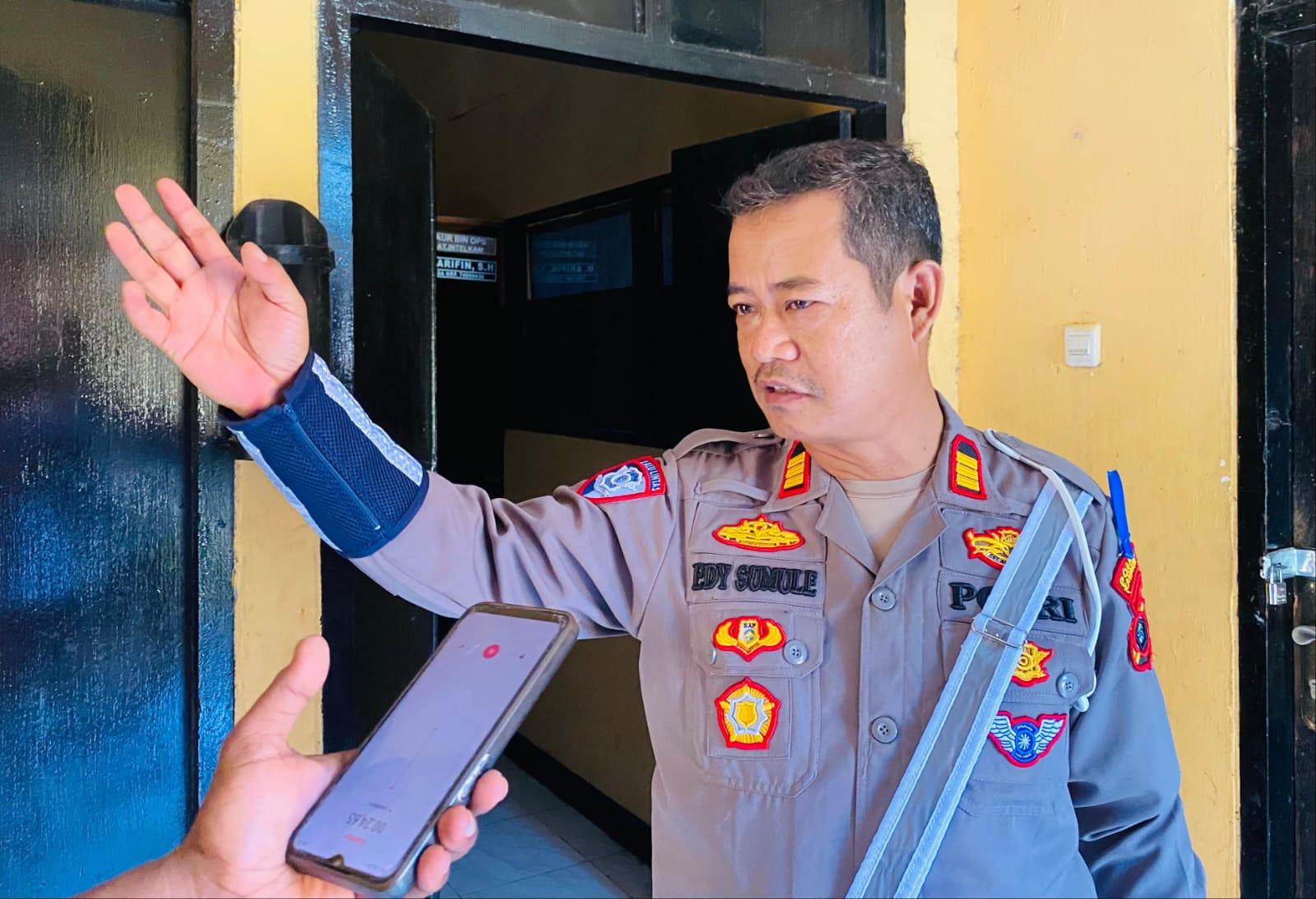 Rawan Kecelakaan, Satlantas Polres Kaimana Pasang Speed Bump di Jalan Kaki Air Kecil