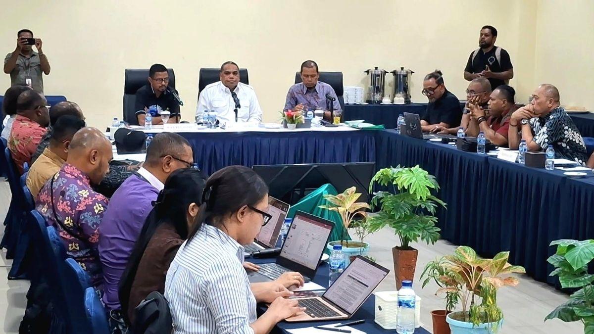rapat-kerja-Bapemperda-DPR-Papua-Barat.jpg