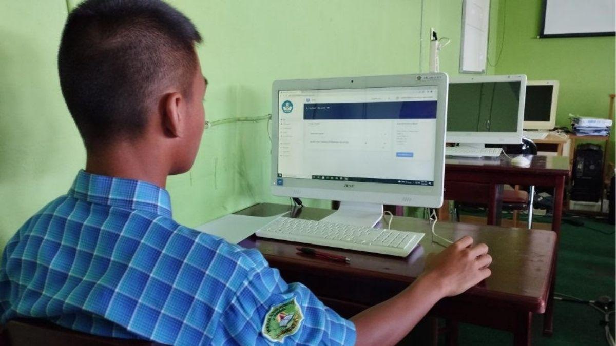 siswa-asal-Madrasah-Aliyah-Negeri-Fakfak-Magefa-Papua-Barat.jpg