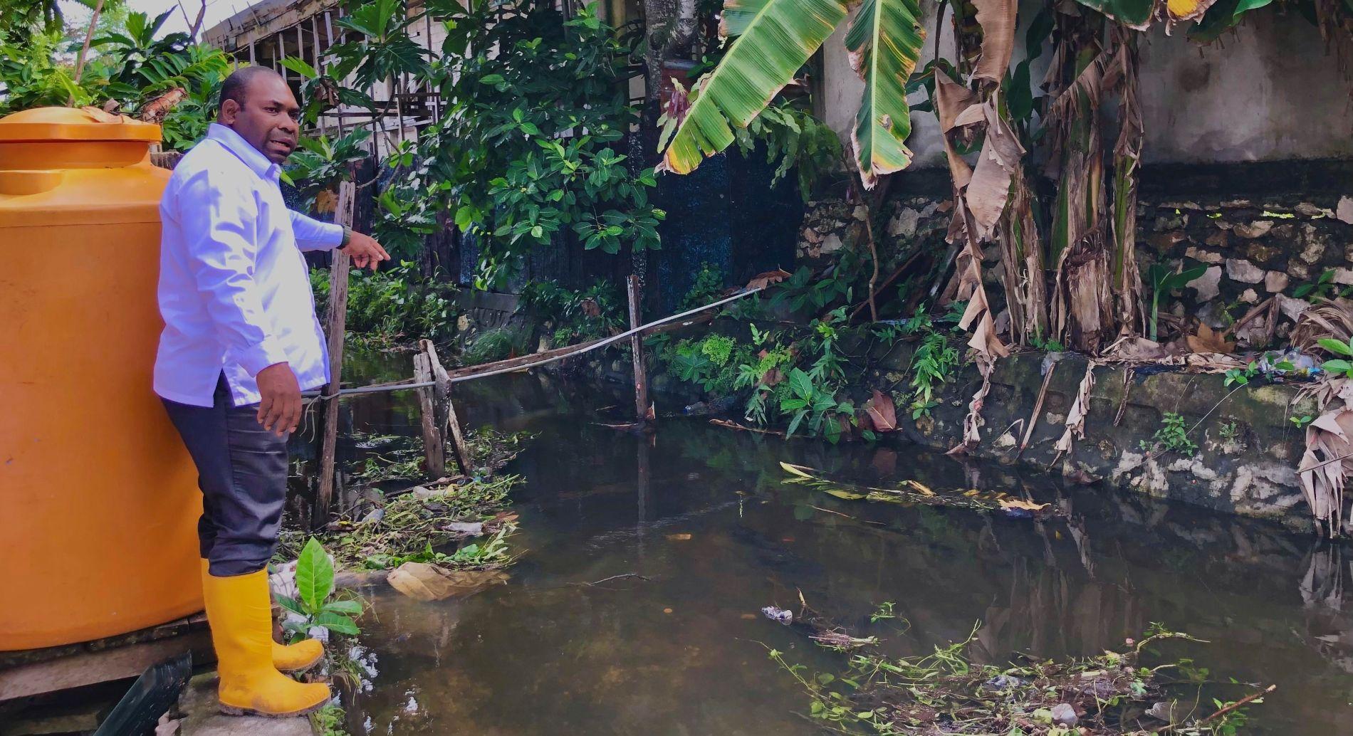 Wabup Isak Waryensi Tinjau Drainase Tersumbat di Jalan Lingkar Simora Kaimana