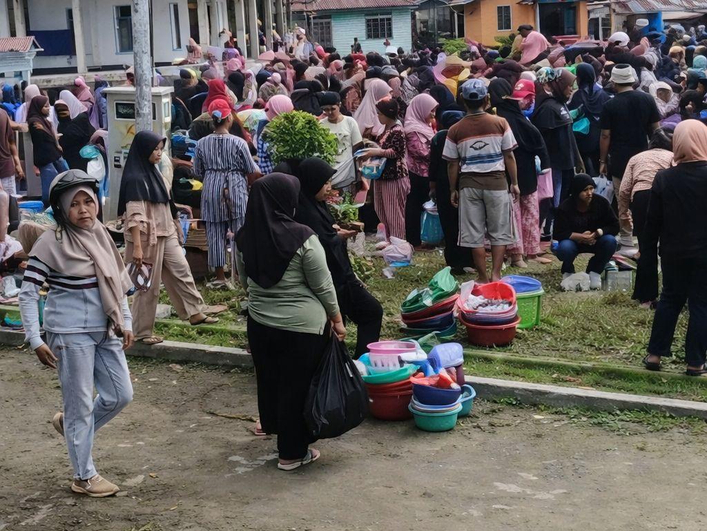 warga-ff-di-RTH-Maruf-Amin.jpg