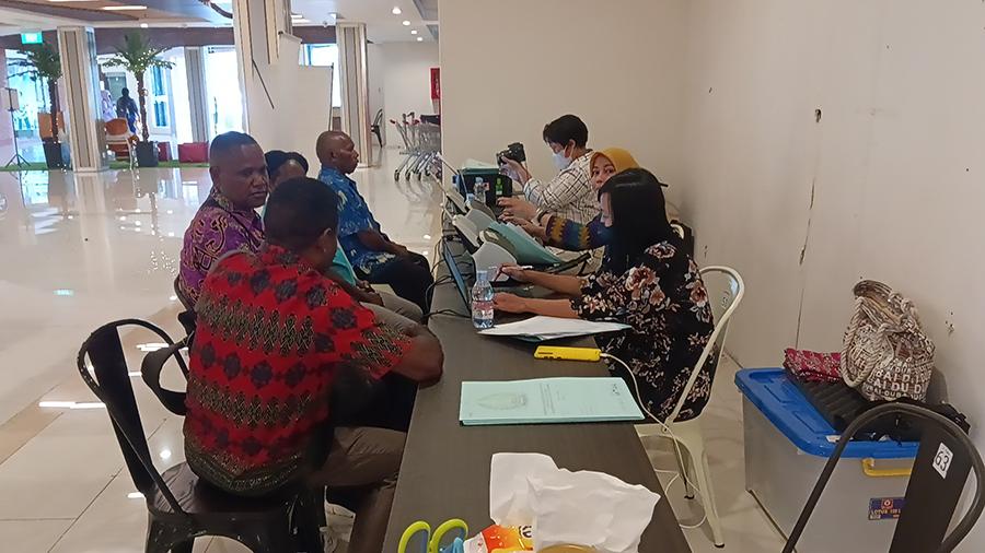warga-mengantre-pembuatan-paspor-baru-dan-pergantian-di-Manokwari-City-Mall.jpg