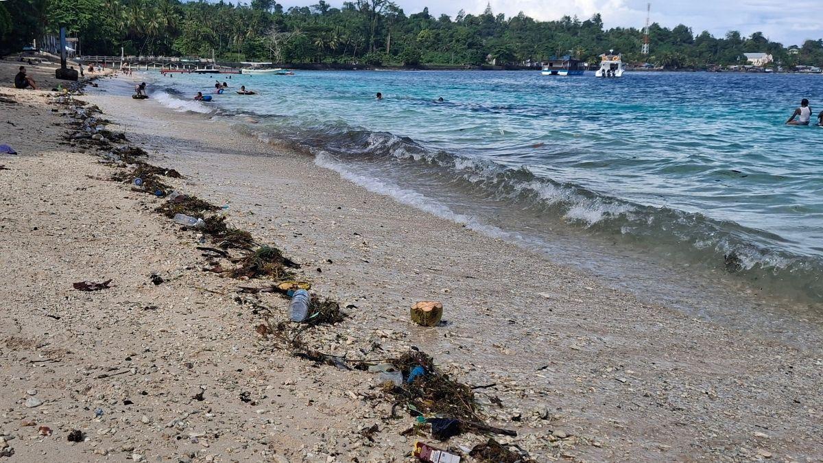 wisata-Pantai-Pasir-Putih-Kabupaten-Manokwari.jpg