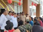 Bupati-Fakfak-Samaun-Dahlan-menemui-mama-mama-pedagang.jpg