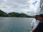 Bupati-Fakfak-Untung-Tamsil-saat-mengunjungi-Kepulauan-Ugar.jpg