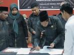 Chandra-Kirana-menandatangani-berita-acara-Pemutakhiran-Data-Pemilih-Berkelanjutan.jpg