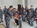 Danlanal-Kaimana-Mayor-Laut-P-Efraim-Pongsendana-menyerahkan-bingkisan.jpg