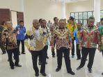 Dominggus-Mandacan-dan-Bupati-Manokwari-Hermus-Indou.jpg