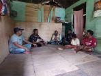 Ferdy-M-Lalenoh-berkaca-mata-saat-mengantar-mantan-pasien-RSJD-Abepura.jpg