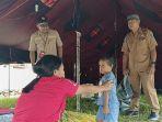 Ferdy-M-Lalenoh-menyalurkan-50-sak-beras-dan-telur-bagi-korban-banjir.jpg