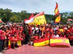 Foto-fans-peserta-timnas-di-Piala-Dunia-2022-bersama-Bupati-Manokwari-Hermus-Indou.jpg