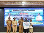 Hermus-Indou-menyerahkan-santunan-bagi-warga-terdampak-peluasan-Bandara-Rendani.jpg