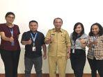 Immanuel-Hasitongan-Pangaribuan-berkunjung-ke-kantor-TribunPapuaBaratcom.jpg