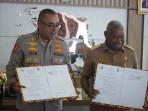 Kapolda-Papua-Barat-Irjen-Jhonny-Edizon-Isir-dan-Gubernur-Papua-Barat-Dominggus-Mandacan.jpg