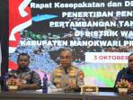 Kapolda-Papua-Barat-Irjen-Johnny-Eddizon-Isirsoal-tambang-ilegal.jpg