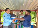 Kemenag-Papua-Barat-menyerahkan-Alkitab-kepada-komunitas-Biara-Novisiat-Hippo.jpg