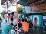 Lesi-Rumbairusi-baju-oranye-sedang-mencuci-motor.jpg