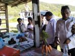 Luksen-Jems-Mayor-bersama-rombongan-membeli-hasil-kebun-mama-mama-Papua.jpg