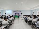 Luksen-Jems-Mayor-membina-mahasiswa-baru-STAKN-Mesias-Sorong.jpg