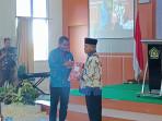 Luksen-Jems-Mayor-menyerahkan-SK-kepada-Abdul.jpg