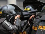Oknum-polisi-iseng-menembakkan-pelontar-gas-air-mata.jpg