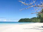 Pantai-Wayob-di-belakang-Pulau-Panjang-Kabupaten-Fakfak.jpg