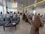 Para-calon-jemaah-Haji-asal-Kabupaten-Fakfak-Papua-Barat-yang-mengikuti-manasik-haji.jpg