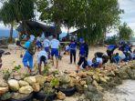 Para-siswa-SMA-Taruna-Kasuari-Nusantara-Papua-Barat-menanam-mangrove.jpg
