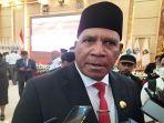 Paulus-Waterpauw-meminta-SPBU-tak-melayani-pengisian-BBM-untuk-kendaraan-berpelat-luar-Papua-Barat.jpg