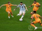 Penyerang-Argentina-Lionel-Messi-dikepung-pemain-Belanda.jpg