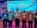 Pj-Gubernur-Papua-Barat-Paulus-Waterpuaw-saat-UHC-Awards-2023.jpg