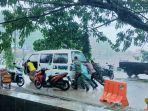 Potret-aksi-polisi-dan-personel-TNI-yang-mendorong-angkot.jpg