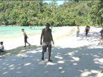 Potret-wisatawan-di-objek-wisata-Pantai-Wayob.jpg