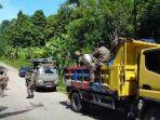 Proses-penertiban-baliho-di-sepanjang-jalan-di-Kabupaten-Fakfak-Papua-Barat.jpg