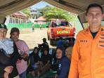 Reza-Afriyanto-bersama-keluarga-dari-korban-tenggelam.jpg