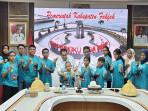 Samaun-Dahlan-melepas-13-karateka-usia-dini-di-Kantor-Bupati-Fakfak.jpg