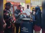 Samaun-Dahlan-menyerahkan-bantuan-tong-atau-drum-air-untuk-warga-Kelurahan-Wagom.jpg