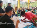 Suasana-pertemuan-masyarakat-dan-YPMAK-di-Balai-Kampung-Pomako.jpg