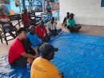 Suasana-pertemuan-tim-Divisi-Ekonomi-YPMAK-dengan-masyarakat-Kampung-Mimika.jpg