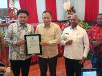 Wakil-Menteri-Koperasi-Ferry-Juliantono-menyerahkan-badan-hukum-kepada-KMP.jpg