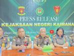 konferensi-pers-di-Kantor-Kejaksaan-Negeri-Kaimana.jpg