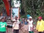 papuabarat/sekelompok-warga-dari-Kampung-Warikon-Distrik-Sidei-menahan-satu-unit-ekskavator.jpg