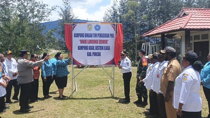 LAUNCHING- Bupati Puncak, Elvis Tabuni didampingi Ketua PKK, Ny. Sujatinah Elvis Tabuni saat melauncing kampung binaan PKK 