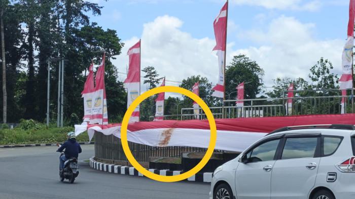 UMBUL-UMBUL- Nampak umbul-umbul yang diludahi pinang di Bundaran Petrosea Timika, Senin (11/8/2025).