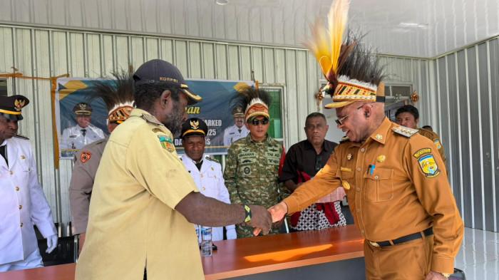 PENYERAHAN DANA KAMPUNG- Bupati Kabupaten Puncak, Provinsi Papua Tengah, Elvis Tabuni mengunjungi Distrik Doufo dan Dervos, Sabtu (20/12/2025).